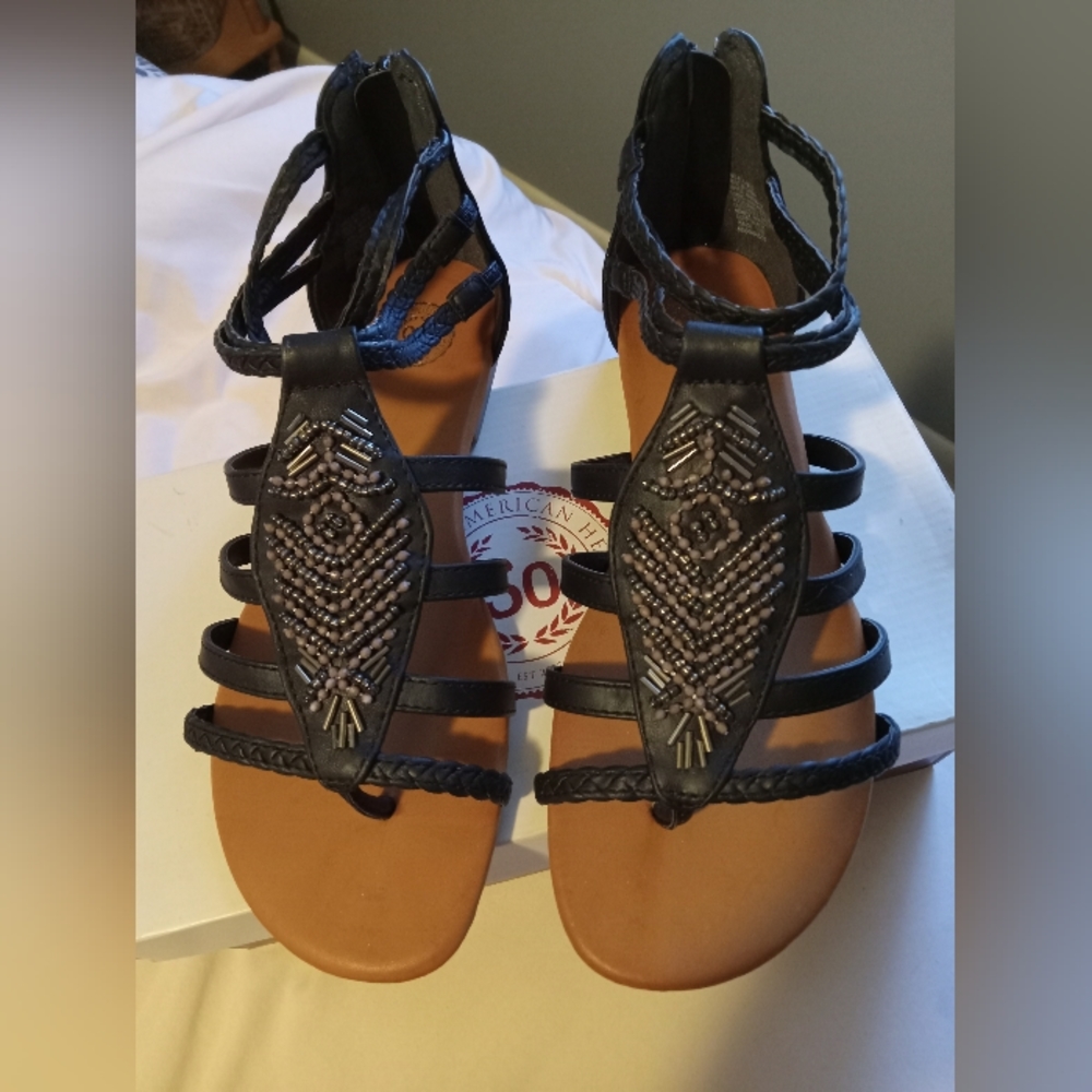 SO guppy sandals 8.5